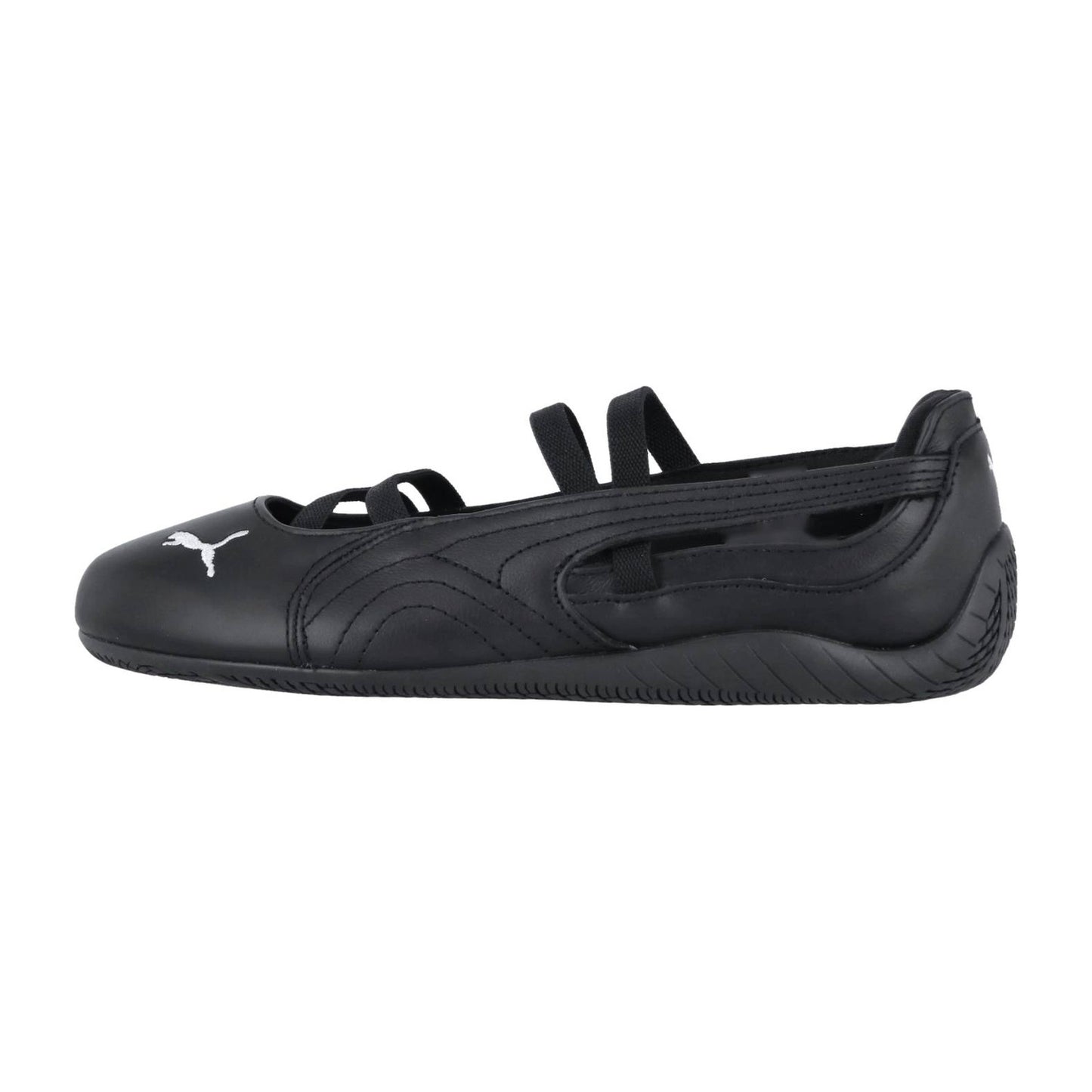 Der Puma Speedcat Ballet LTH Wns ist ein schwarzer Slipper mit schmalen elastischen Riemen und einem weißen Puma-Logo an der Schuhspitze, das im Seitenprofil auf Weiß zu sehen ist - perfekt als Motorsport-Sneaker Damen oder als schicker Leder-Ballerina.