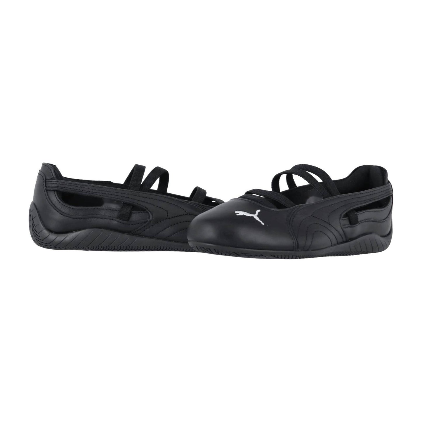 Der Puma Speedcat Ballet LTH Wns ist ein schwarzer Slipper mit niedrigem Profil, elastischen Bändern an der Oberseite und weißen Logos. Abgebildet von der Seite und schräg auf einem weißen Hintergrund.