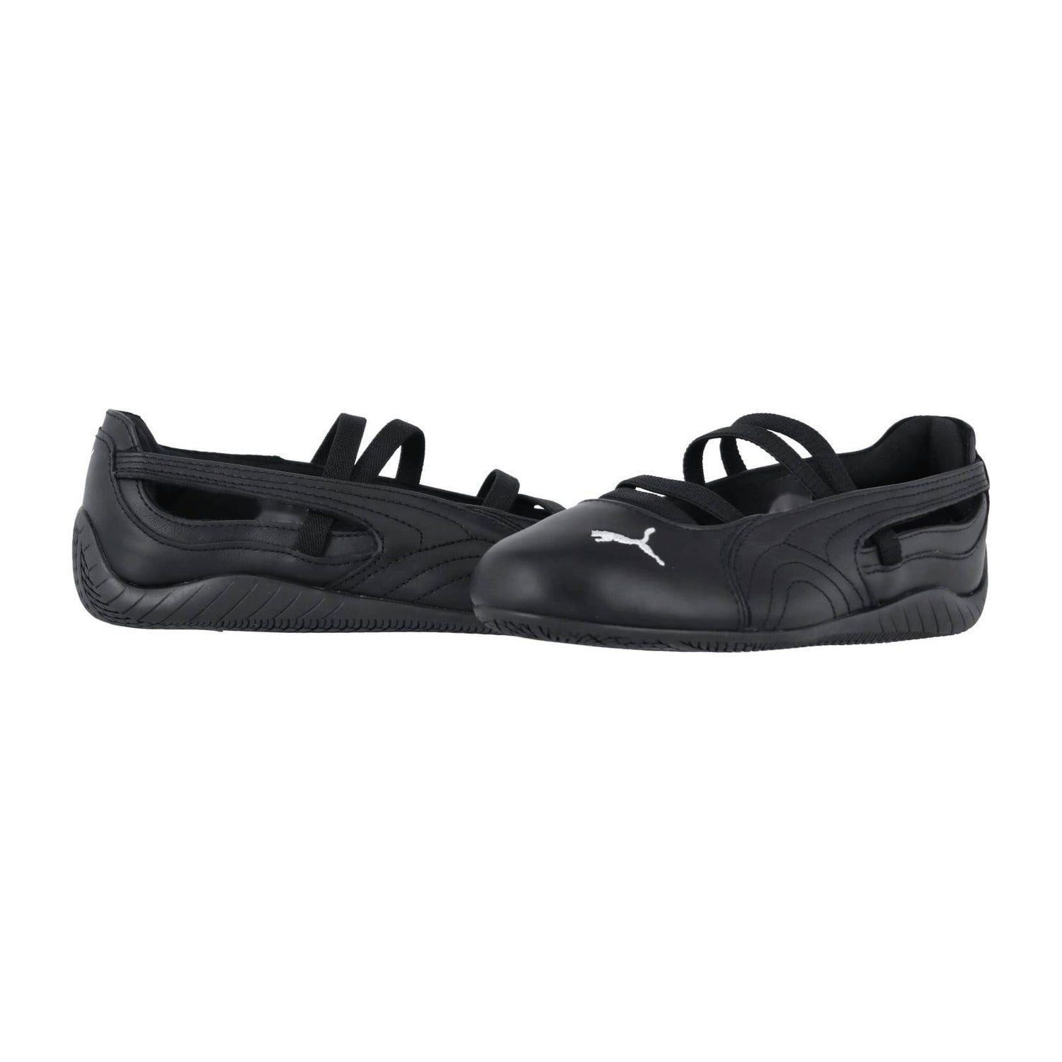 Der Puma Speedcat Ballet LTH Wns ist ein schwarzer Slipper mit niedrigem Profil, elastischen Bändern an der Oberseite und weißen Logos. Abgebildet von der Seite und schräg auf einem weißen Hintergrund.