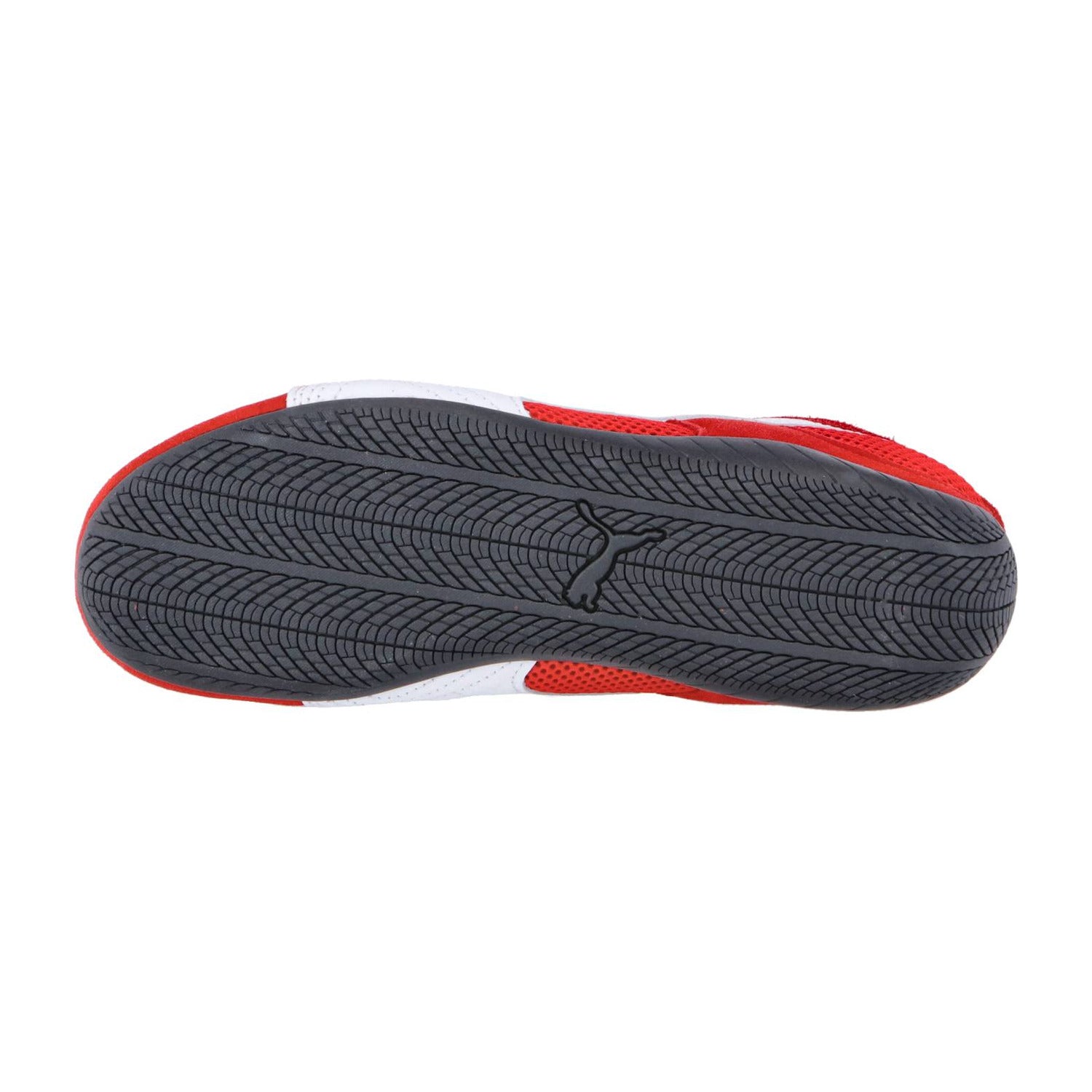 Die Unterseite des roten Puma Speedcat Summer Wns Sneakers hat eine schwarze, strukturierte Gummisohle mit einem Chevron-Profil und einem kleinen Puma-Logo in der Mitte, ideal für Motorsportfans.