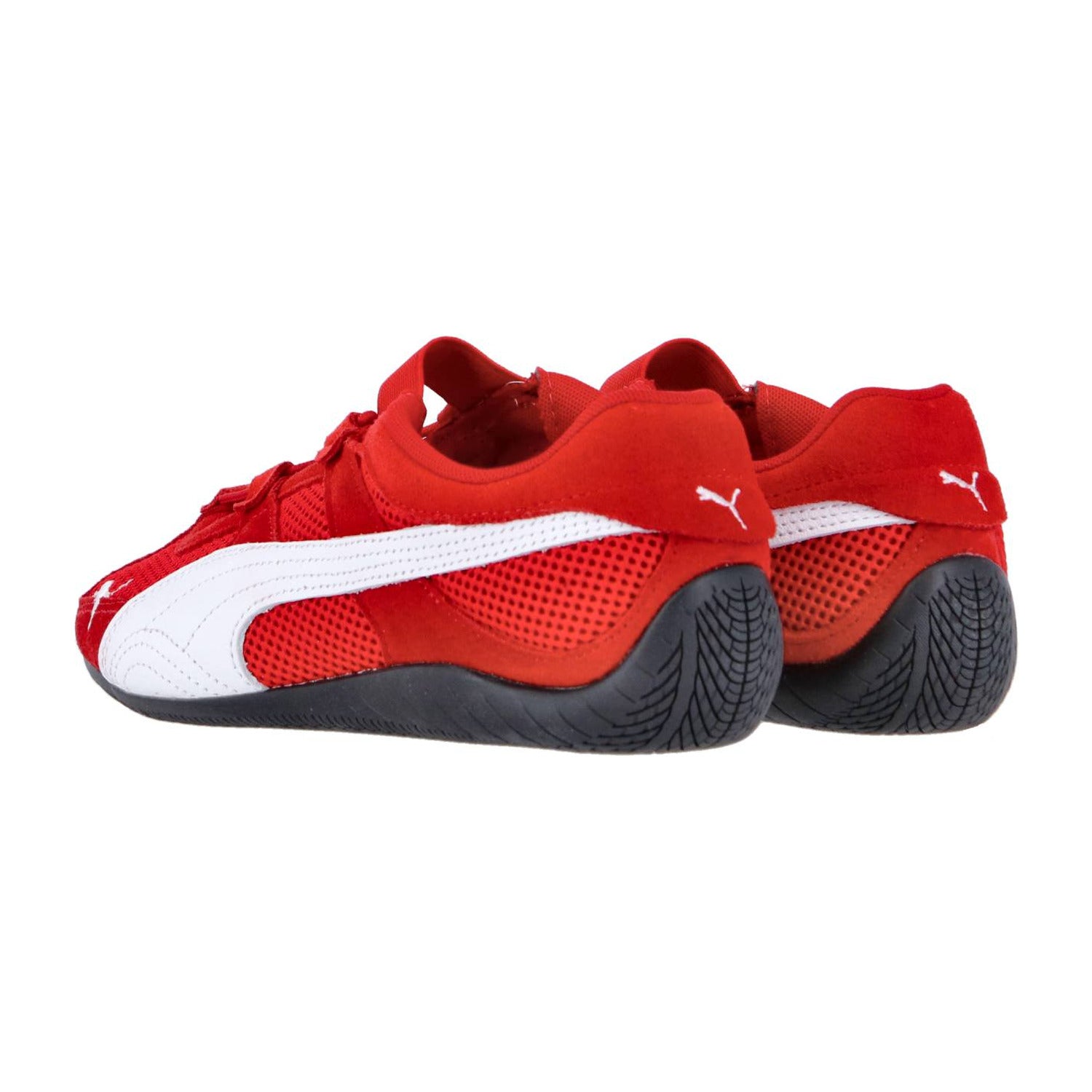 Ein Paar rote Puma Speedcat Summer Wns Sneakers mit weißem Puma-Logo, weißen Seitenstreifen, Mesh- und Wildleder-Akzenten und schwarzen, strukturierten Sohlen, von hinten und in einem leichten Winkel gezeigt.