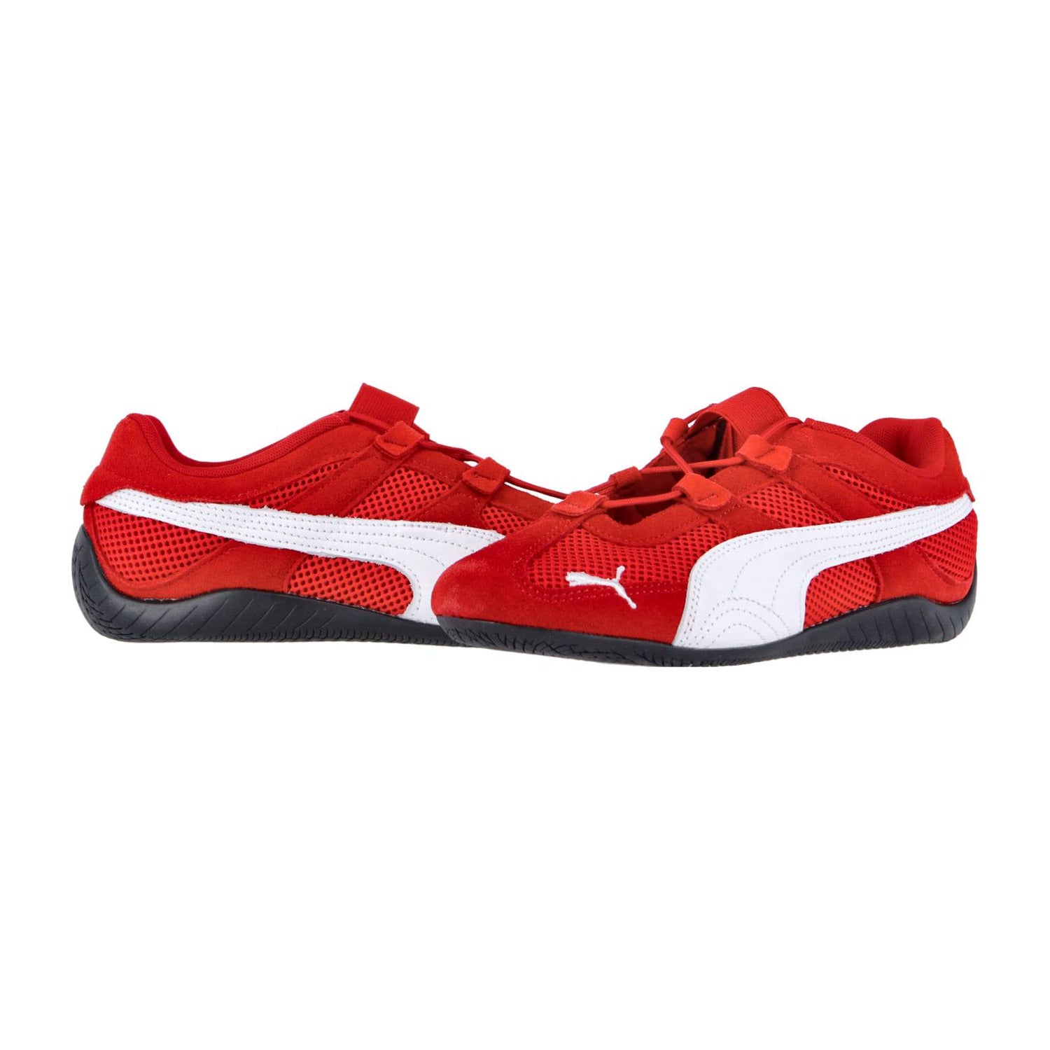 Ein Paar rote Puma Speedcat Summer Wns Motorsport-Turnschuhe mit weißen Seitenstreifen, weißen Puma-Logos, schwarzen Gummisohlen und roten Schnürsenkeln auf weißem Hintergrund.