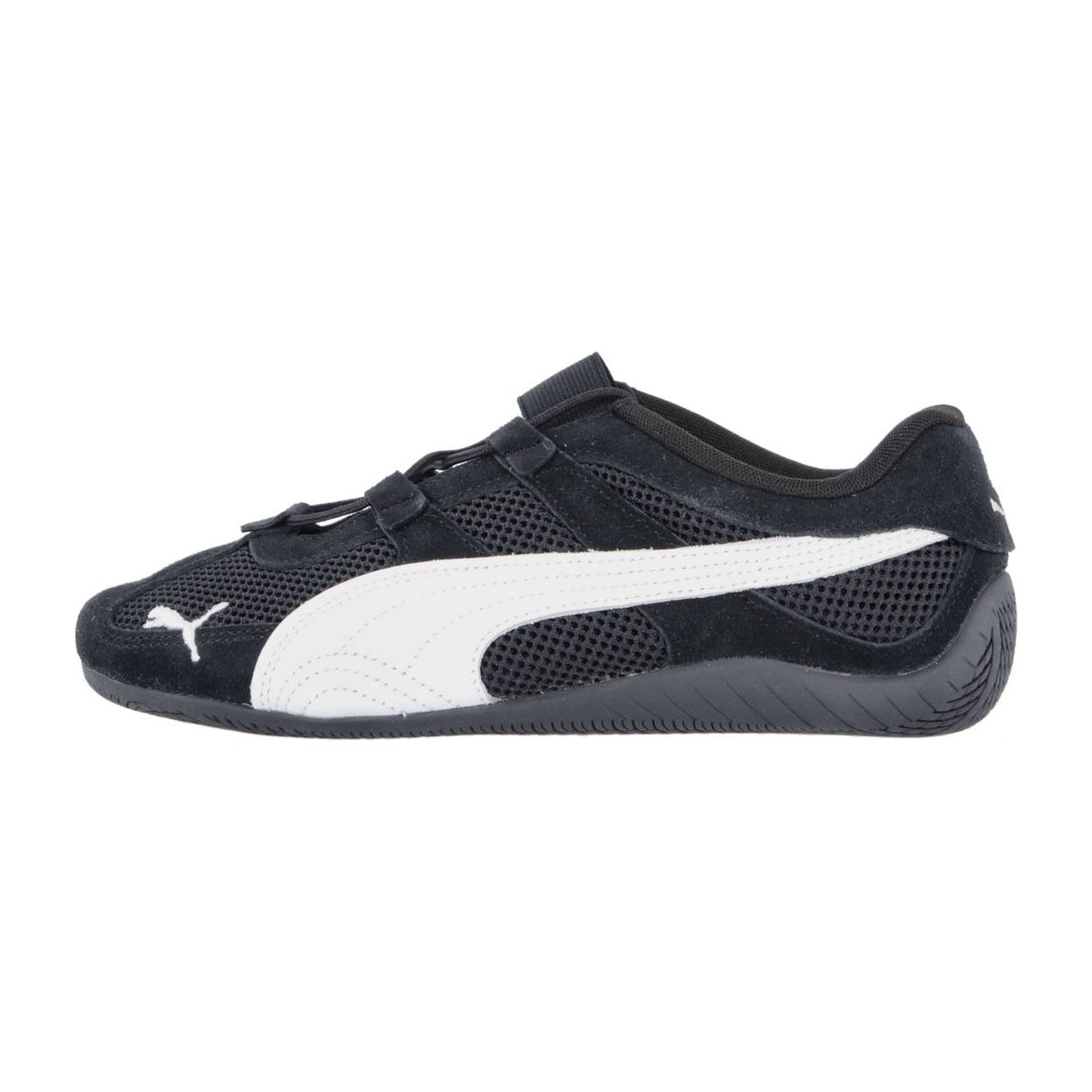 Ein schwarzer Puma Speedcat Summer Wns Sneaker mit weißem Logo und Streifen an der Seite, Obermaterial aus Mesh und Wildleder und strukturierter Sohle, von der Seite betrachtet - perfekt für Damen Sneaker Fans.