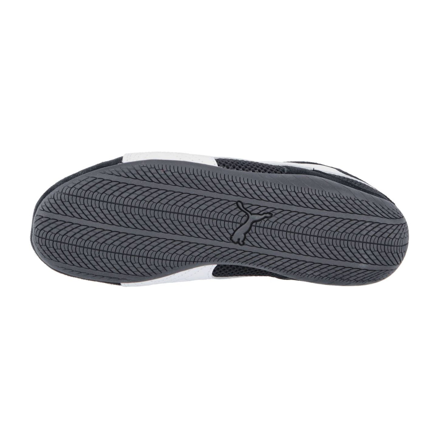 Das Bild zeigt die Sohlenunterseite des schwarzen Puma Speedcat Summer Wns Sneakers. Der vom Motorsport inspirierte Schuh hat ein welliges Fischgrätprofil, ein zentrales Puma Logo und weiße Seitenakzente.