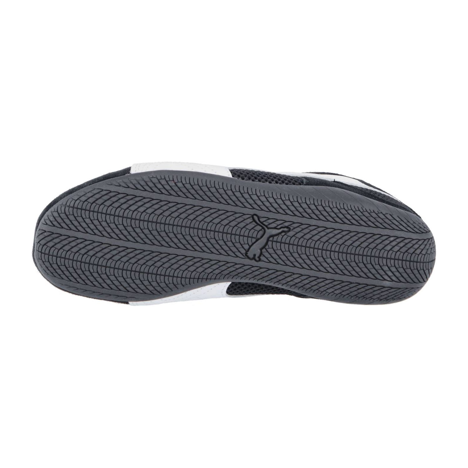 Das Bild zeigt die Sohlenunterseite des schwarzen Puma Speedcat Summer Wns Sneakers. Der vom Motorsport inspirierte Schuh hat ein welliges Fischgrätprofil, ein zentrales Puma Logo und weiße Seitenakzente.