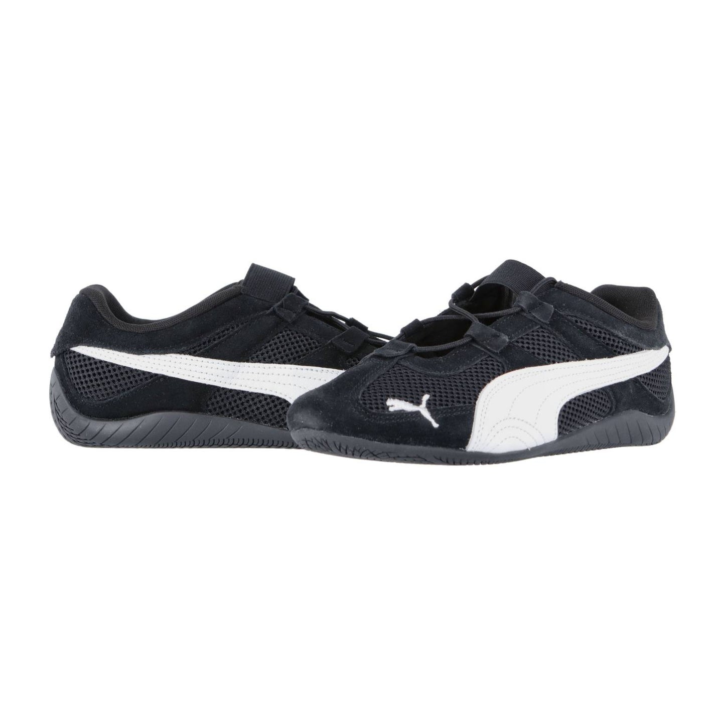 Ein Paar Puma Speedcat Summer Wns Turnschuhe in Schwarz mit weißen Streifen, Mesh-Einsätzen, Klettverschlüssen und Puma-Logos, die nebeneinander auf einem weißen Hintergrund zu sehen sind.