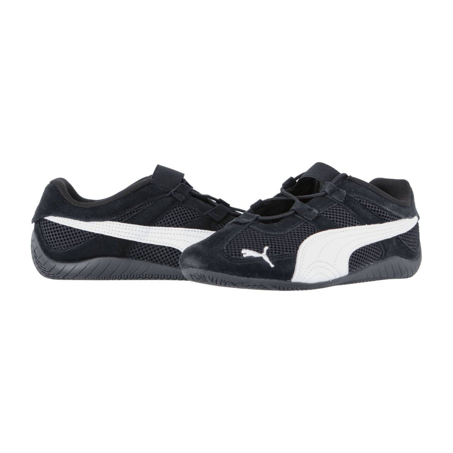 Ein Paar Puma Speedcat Summer Wns Turnschuhe in Schwarz mit weißen Streifen, Mesh-Einsätzen, Klettverschlüssen und Puma-Logos, die nebeneinander auf einem weißen Hintergrund zu sehen sind.