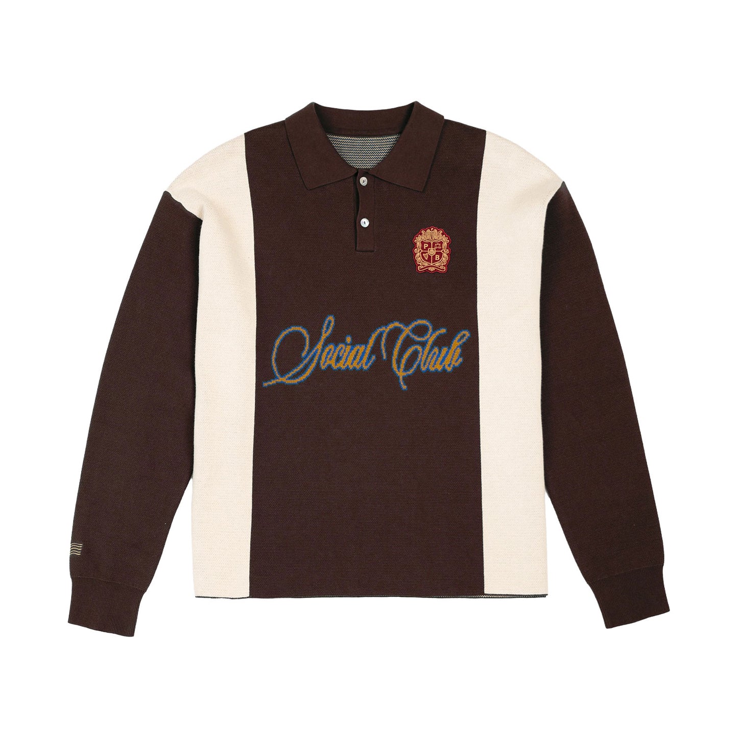 Das PROHIBITED Contrast Clubhouse Knit Brown ist ein langärmeliges Polo aus 100% Baumwolle mit dunkelbraunen und cremefarbenen Streifen, Kragen, Knöpfen, einem gestickten Jacquard-Logo auf der linken Brust und "Social Club" in blauer Schrift auf der Vorderseite.