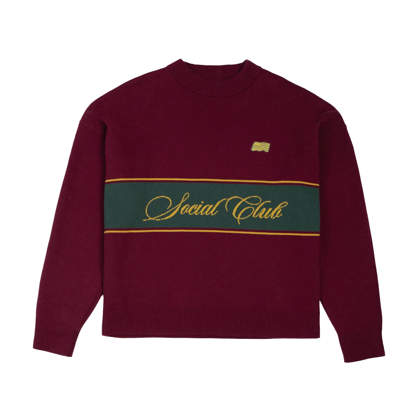 Der PROHIBITED Contrast SC Knit Sweater Bordeaux hat einen kastanienbraunen Rundhalsausschnitt, einen grünen Bruststreifen, einen gelben "Social Club"-Schriftzug und ein kleines gelbes Logo oberhalb des Streifens. Er ist aus weicher Baumwolle gefertigt und sorgt für Komfort.
