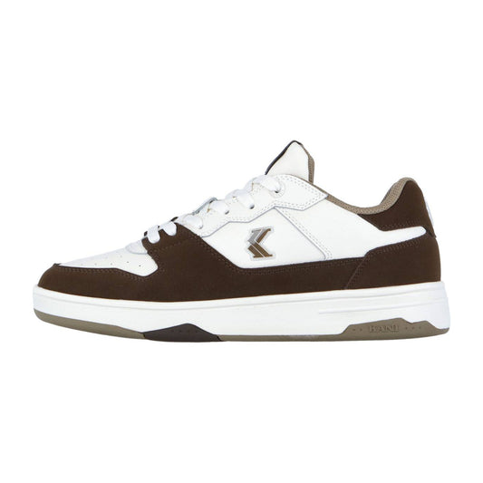 Der Karl Kani 89 2K Brown ist ein Low-Top-Sneaker, der vom Retro-Basketball inspiriert ist. Er hat ein weißes Obermaterial mit dunkelbraunen Wildleder-Overlays, ein seitliches Metallic-Logo, weiße Schnürsenkel und eine weiß-beigefarbene Gummisohle.