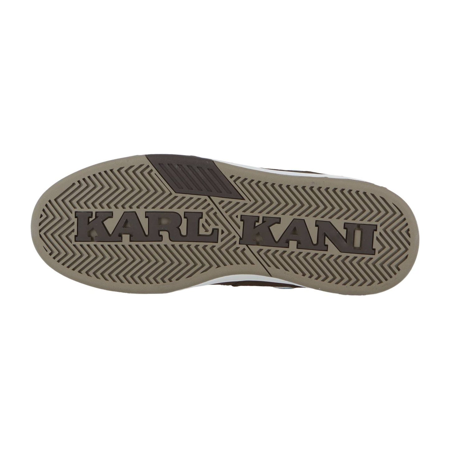 Die Sohle des Karl Kani 89 2K Brown Sneakers hat ein Fischgrätprofil, unter dem der Schriftzug KARL KANI 89 2K" fett eingeprägt ist und den klassischen Streetwear-Stil widerspiegelt.