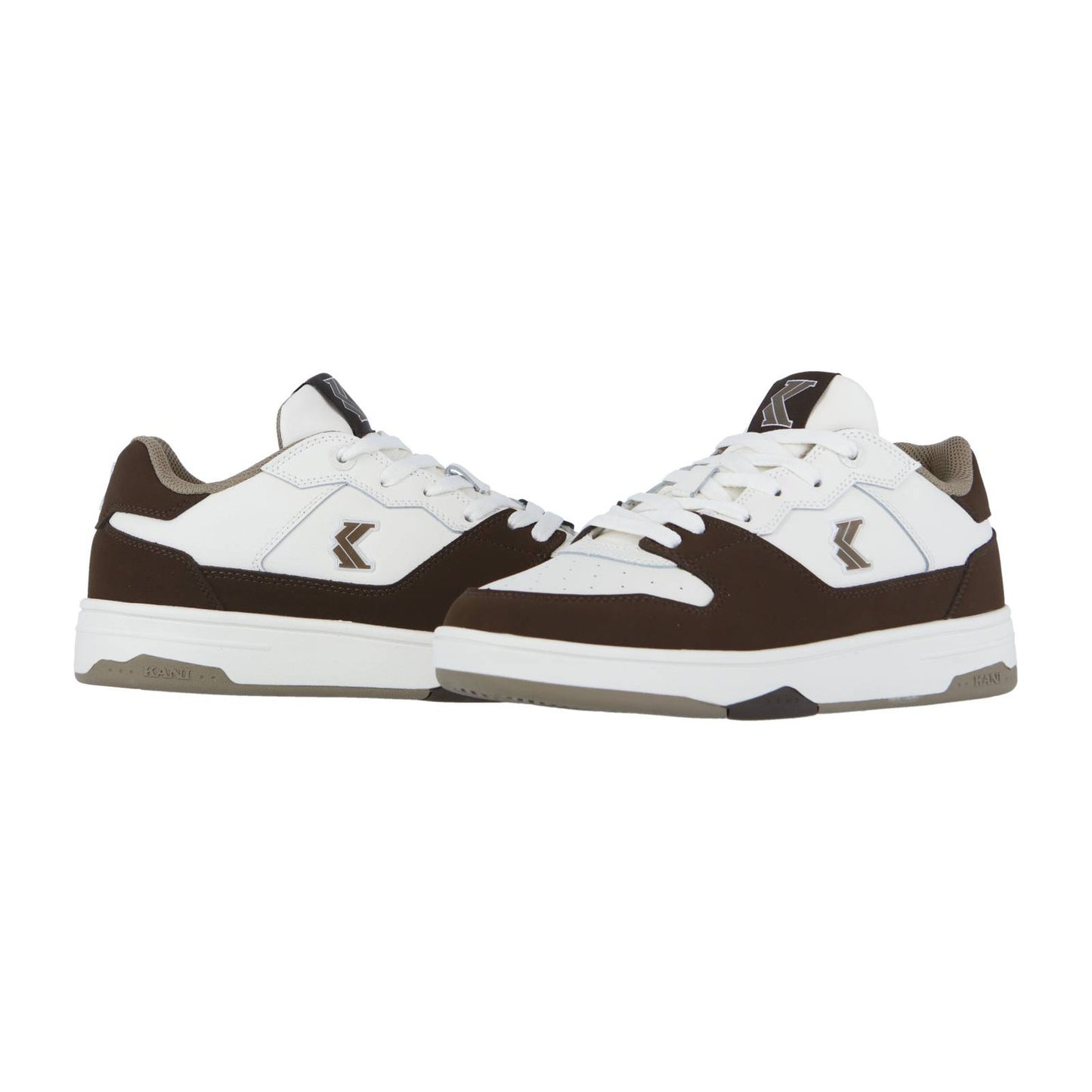 Die Karl Kani 89 2K Brown Sneakers haben ein weißes Obermaterial mit braunen Wildlederakzenten, beigem Futter und beiger Sohle. Diese Retro-Basketball-Lowtops bieten einen sportlichen Look mit einem stilisierten K-Logo für auffälligen Streetstyle.