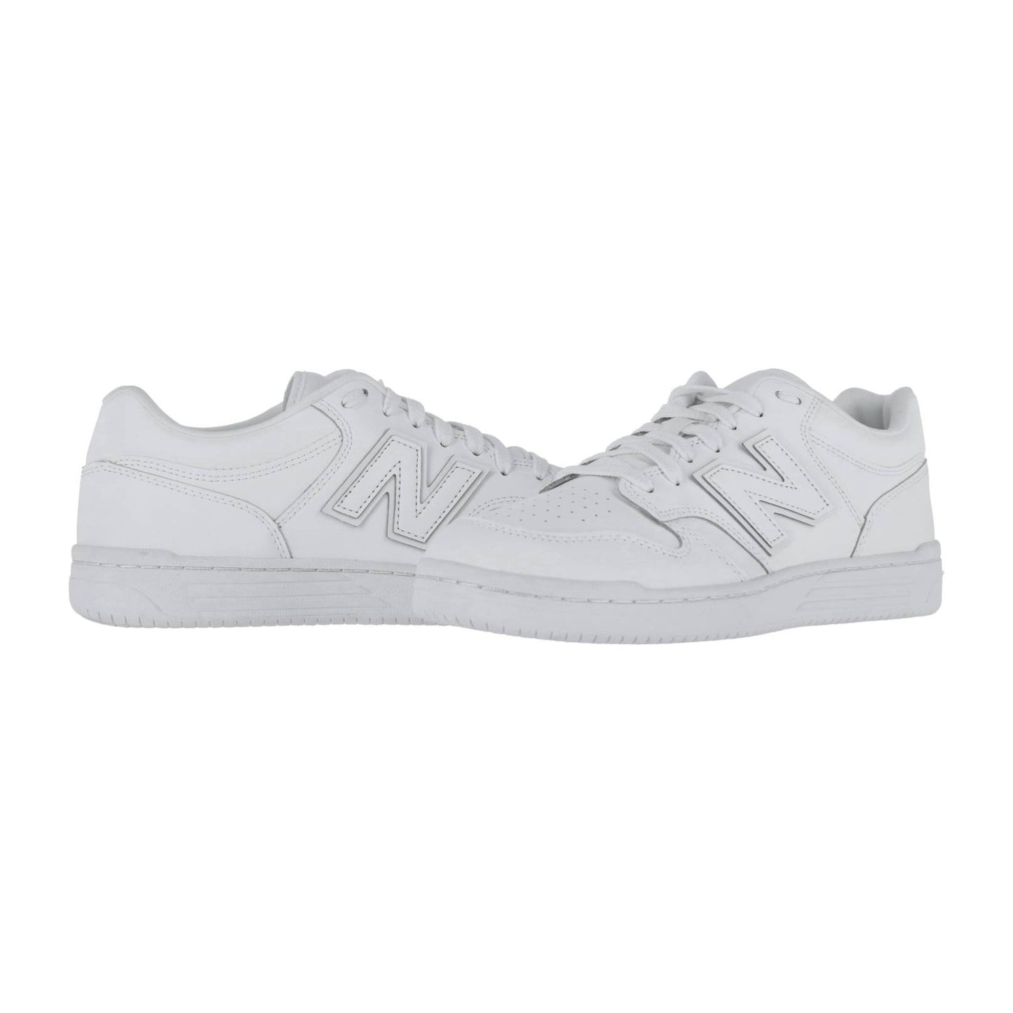 Ein Paar New Balance BB480LV1 Basketball-Sneaker aus weißem Premium-Leder, mit Schnürsenkeln, seitlichem Logo und Low-Top-Design, nebeneinander auf einem schlichten weißen Hintergrund.