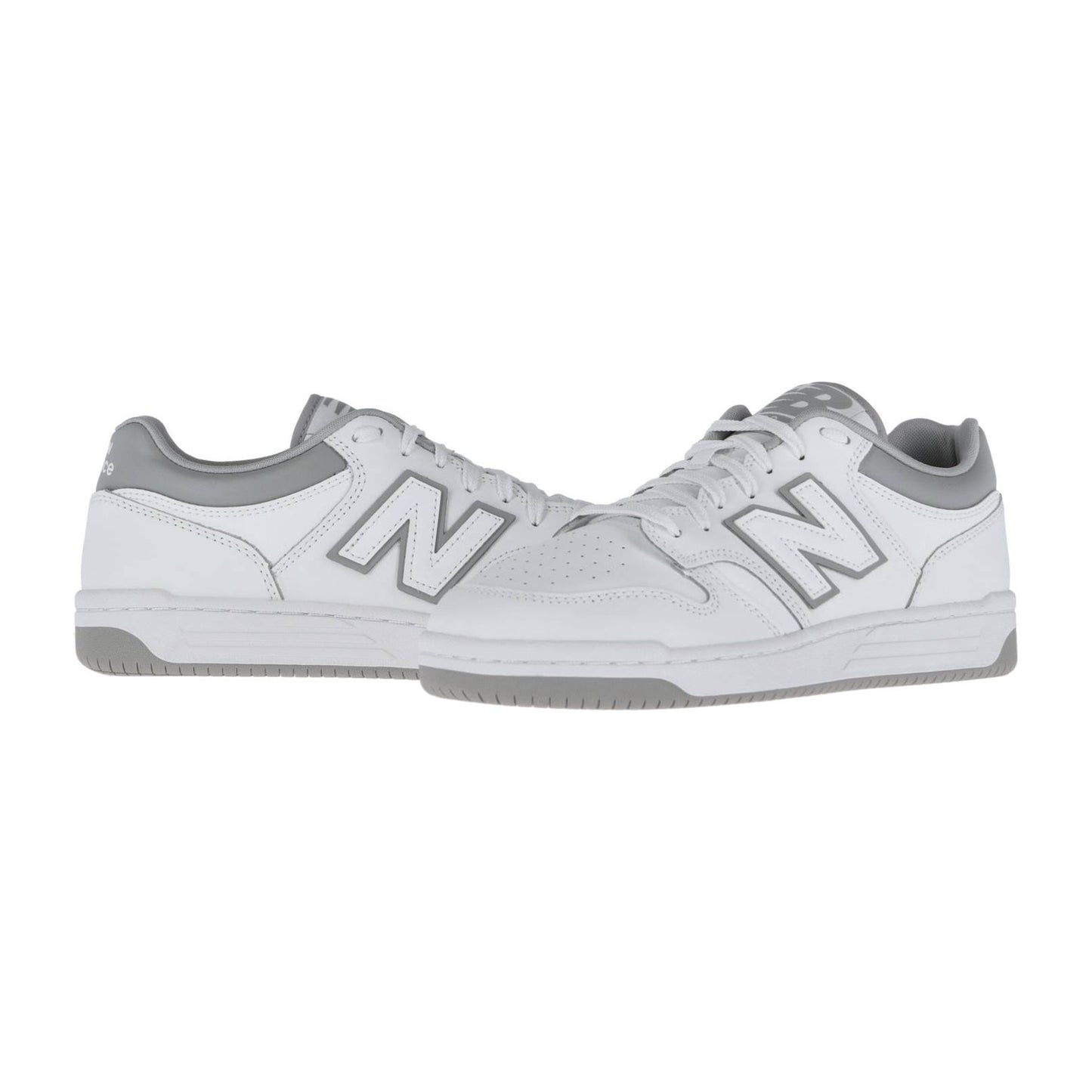 Der New Balance BB480LV1 ist ein weißer Low-Top-Basketball-Sneaker mit grauen Akzenten, dem charakteristischen N-Logo an den Seiten, einer hochwertigen Lederkonstruktion und einer grauen Sohle, die auf einem schlichten weißen Hintergrund gezeigt wird.