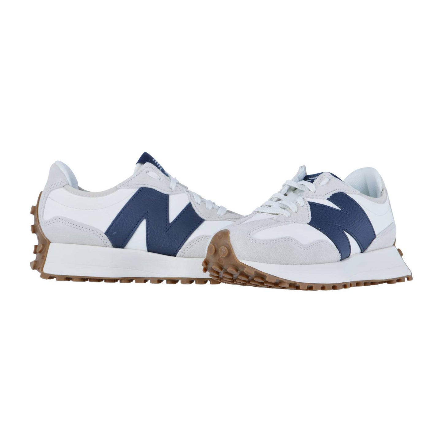 Ein Paar New Balance 327 Turnschuhe in Weiß und Hellgrau mit auffälligen marineblauen N-Logos an den Seiten und braunen, strukturierten Gummisohlen sind nebeneinander angeordnet, wobei einer etwas weiter vorne steht.
