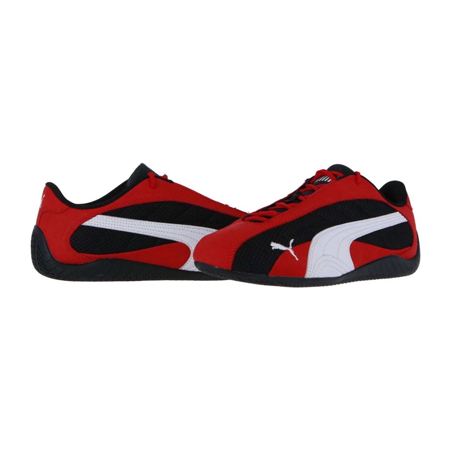 Der Puma Speedcat Plus ist ein Paar Low-Top-Motorsport-Sneaker in den Farben Rot, Schwarz und Weiß. Er hat ein vom Rennsport inspiriertes Design mit Puma-Logos an der Seite und auf der Zunge, schwarzen Sohlen und weißen Details.