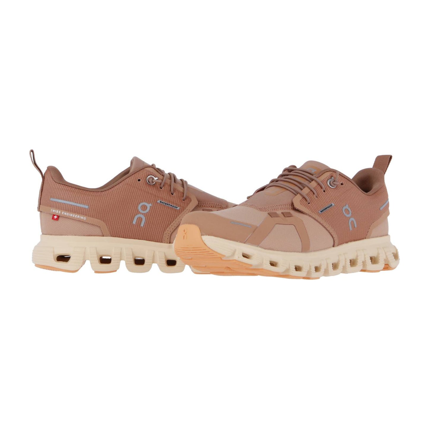 Die On CLOUD 6 WP sind hellbraune und beigefarbene Sportschuhe mit klobigen, segmentierten CloudTec-Sohlen und dezentem seitlichem Branding auf weißem Hintergrund.