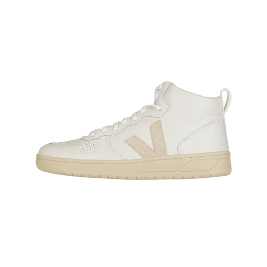 Der Veja V-15 Leather Men Extra-White ist ein weißer High-Top-Sneaker mit beiger Sohle und beigem V-Logo, hergestellt aus Leder und recyceltem Polyester, mit weißen Schnürsenkeln und einer hinteren Fersenschlaufe, dargestellt auf einem einfarbig weißen Hintergrund.