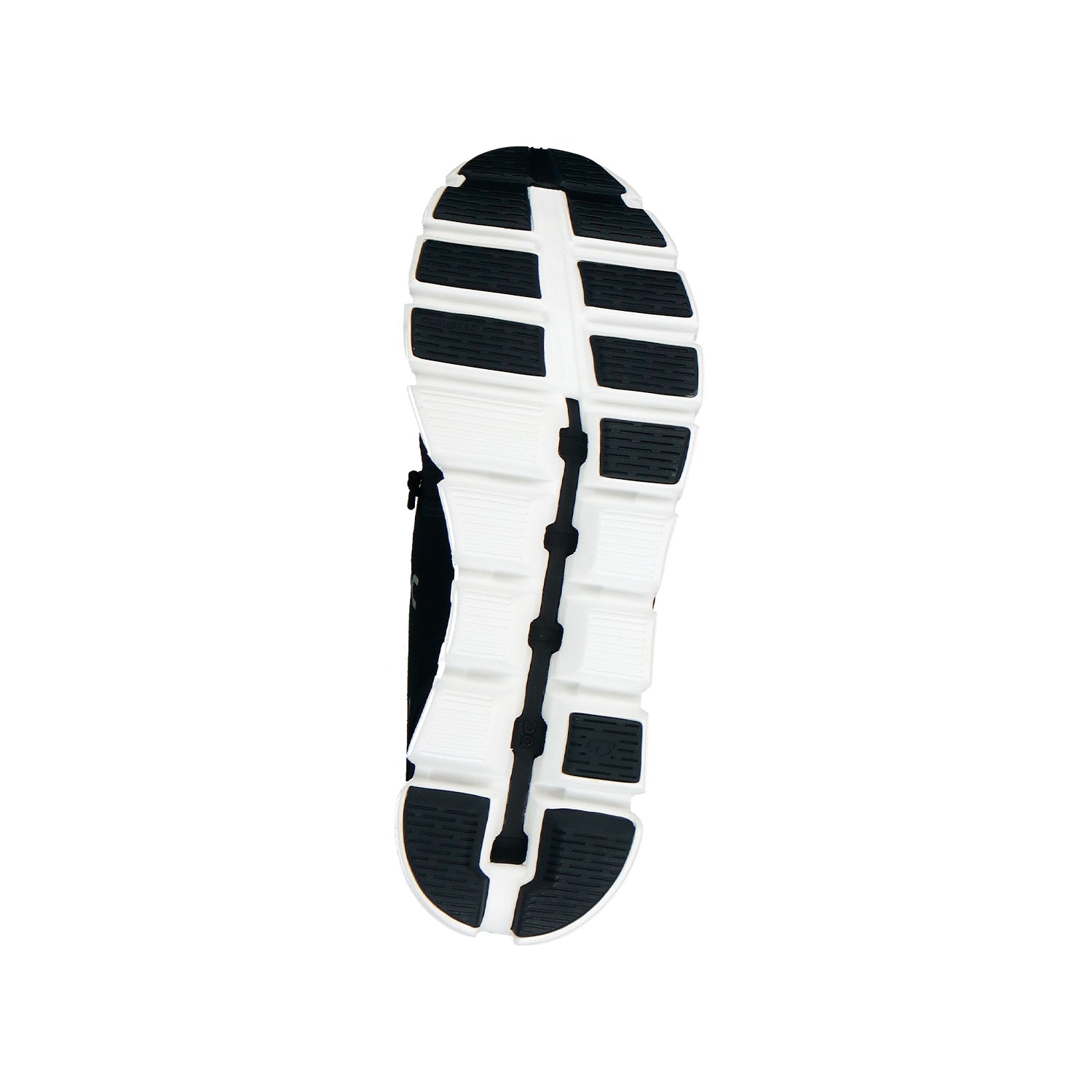Das Bild zeigt die Sohle des On Cloud 5 Wmn Black/White mit einer weißen Basis und mehreren schwarzen, strukturierten CloudTec® Grip-Abschnitten, von unten gesehen vor einem schlichten weißen Hintergrund.