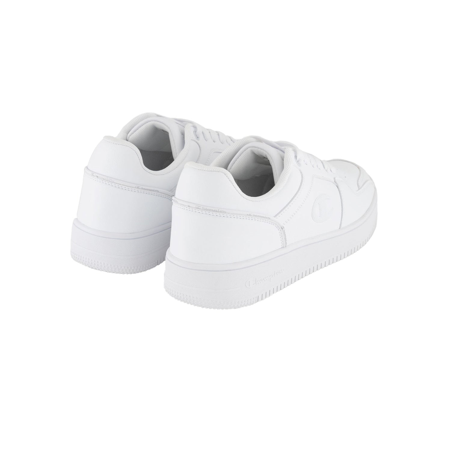 Der Champion RD18 2.0 LOW Weiß MN ist ein Paar weißer Low-Top-Sneaker mit Schnürsenkeln aus Kunstleder und Textil, die sich durch ein klares, minimalistisches Design auszeichnen und von hinten und von der Seite auf einem schlichten weißen Hintergrund zu sehen sind.