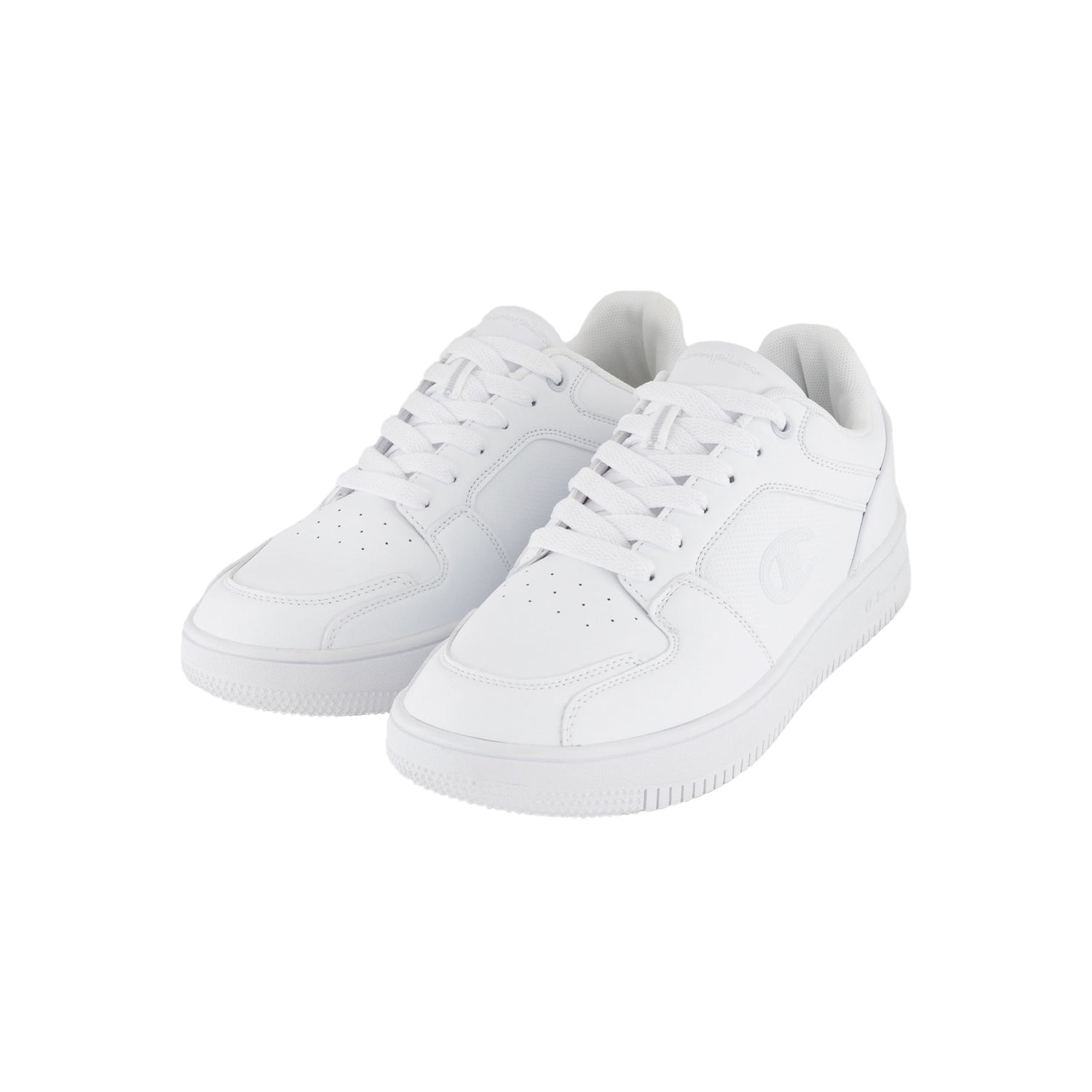 Die RD18 2.0 LOW Weiß MN von Champion sind weiße, sportliche Sneaker mit Schnürsenkeln, Zehenperforationen, einem dezenten Seitenlogo und aus Textil und Kunstleder - alles auf einem schlichten weißen Hintergrund.