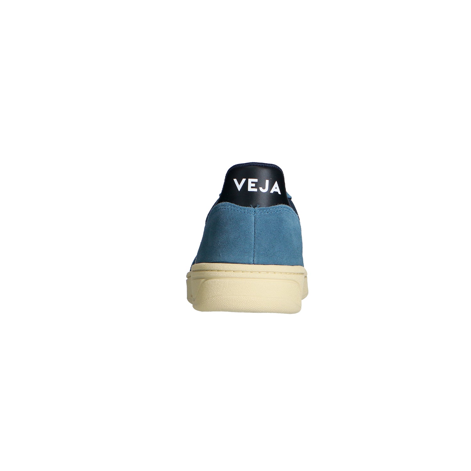 Der Veja V-10 Ripstop Nautico Pierre Sneaker in Blau und Beige ist von hinten zu sehen, mit dem Schriftzug "VEJA" in Weiß auf der schwarzen Fersenlasche. Er ist aus Bio-Baumwolle und recyceltem Polyester gefertigt und zeigt sich auf einem schlichten weißen Hintergrund.