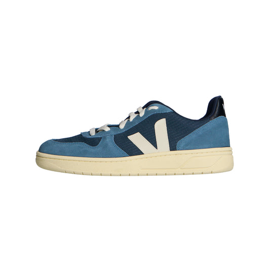 Der Veja V-10 Ripstop Nautico Pierre ist ein blauer Low-Top-Sneaker mit weißen Schnürsenkeln, einer cremefarbenen Amazonas-Gummisohle und einem weißen V-Logo an der Seite, das im Profil auf einem schlichten weißen Hintergrund zu sehen ist.