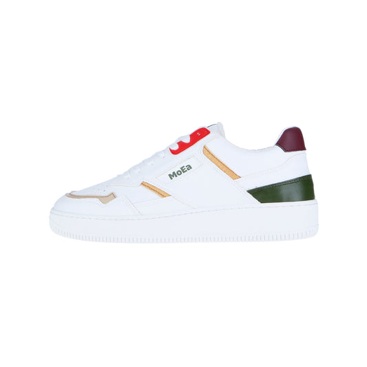 Der MoEa GEN 1 All Plants/All In Sneaker besteht aus Biomaterialien, hat ein weißes Grundmaterial mit braunen, grünen, roten und kastanienbraunen Akzenten, ein MOEA-Branding an der Seite und eine klobige weiße Sohle.