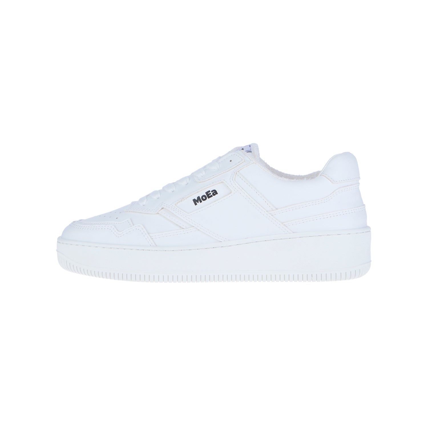 Der MoEa GEN 1 Grape/Full White Sneaker verfügt über eine dicke Sohle und "MOEA" in Schwarz an der Seite, hergestellt aus tierversuchsfreiem Grape Skin, fotografiert auf einem weißen Hintergrund.