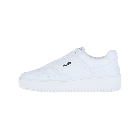 Der MoEa GEN 1 Grape/Full White Sneaker verfügt über eine dicke Sohle und "MOEA" in Schwarz an der Seite, hergestellt aus tierversuchsfreiem Grape Skin, fotografiert auf einem weißen Hintergrund.