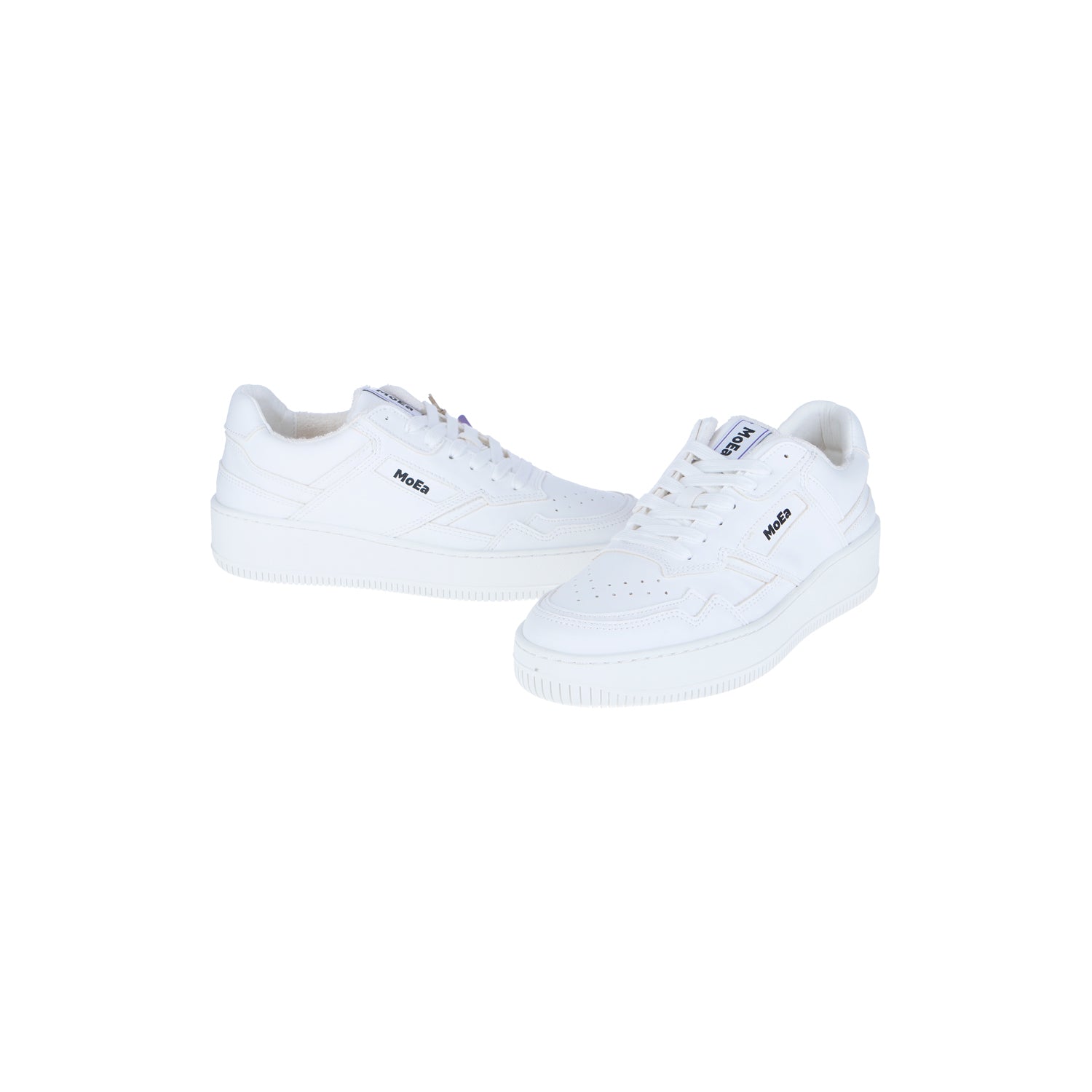 Die MoEa GEN 1 Grape/Full White Sneakers sind weiße Low-Tops mit perforierten Zehenkästen, weißen Schnürsenkeln und MOER-Branding. Hergestellt aus Traubenhautmaterialien und tierversuchsfrei, werden sie vor einem schlichten weißen Hintergrund gezeigt.