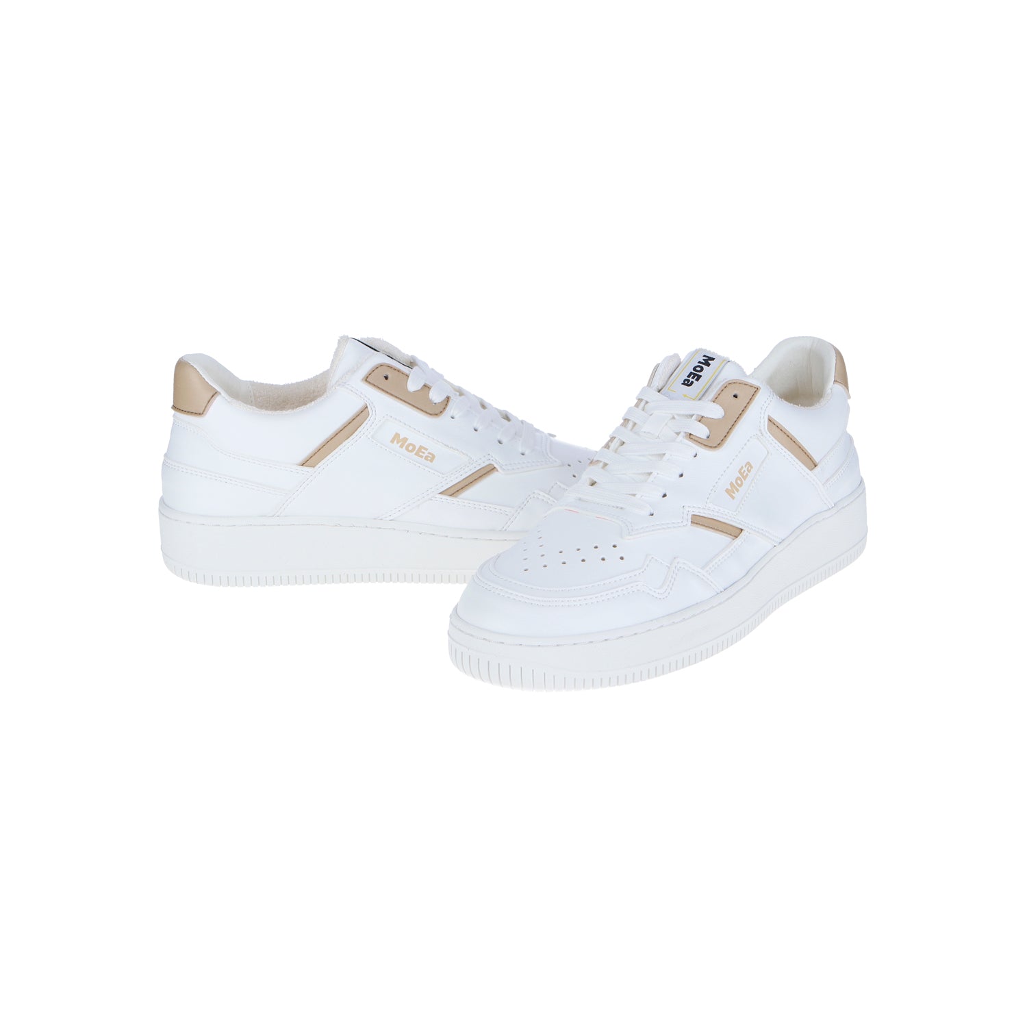 Die MoEa GEN 1 Corn White & Beige Sneakers sind Low-Tops aus Maishaut-Biomaterial. Sie haben ein weißes Obermaterial mit beigen Akzenten an der Ferse, der Zunge und dem Schnürsenkelbereich, eine perforierte Zehenbox und ein "Moea"-Branding an der Seite und der Zunge.
