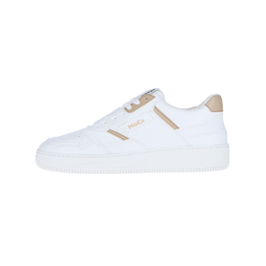 Der MoEa GEN 1 Corn White & Beige ist ein weißer Low-Top-Sneaker mit beigen Akzenten und MOEA-Branding, der aus innovativem Maishaut-Biomaterial hergestellt wird. Er hat eine weiße Sohle und ein klares, minimalistisches Design.