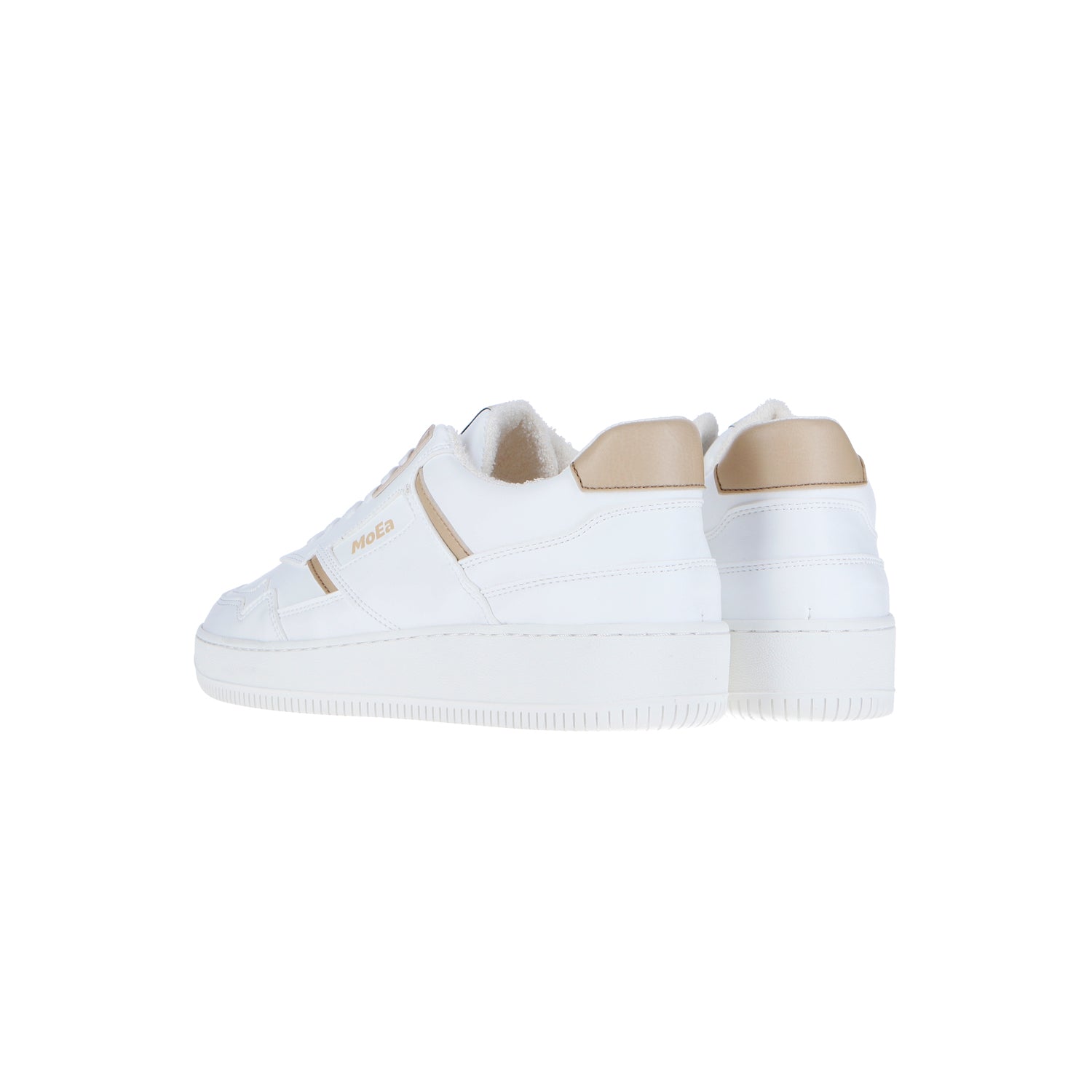 Die MoEa GEN 1 Corn White & Beige Sneakers aus Biomaterial mit beigen Fersenakzenten und seitlichem Branding sind auf einem schlichten weißen Hintergrund zu sehen.
