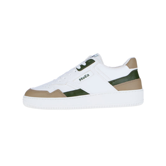 Der MoEa GEN 1 Cactus Tricolor-Sneaker aus Kaktushaut-Biomaterial mit hellbraunen und grünen Akzenten verfügt über eine flache Sohle und ein seitliches MOEA-Branding, das auf einem einfarbig weißen Hintergrund zu sehen ist.