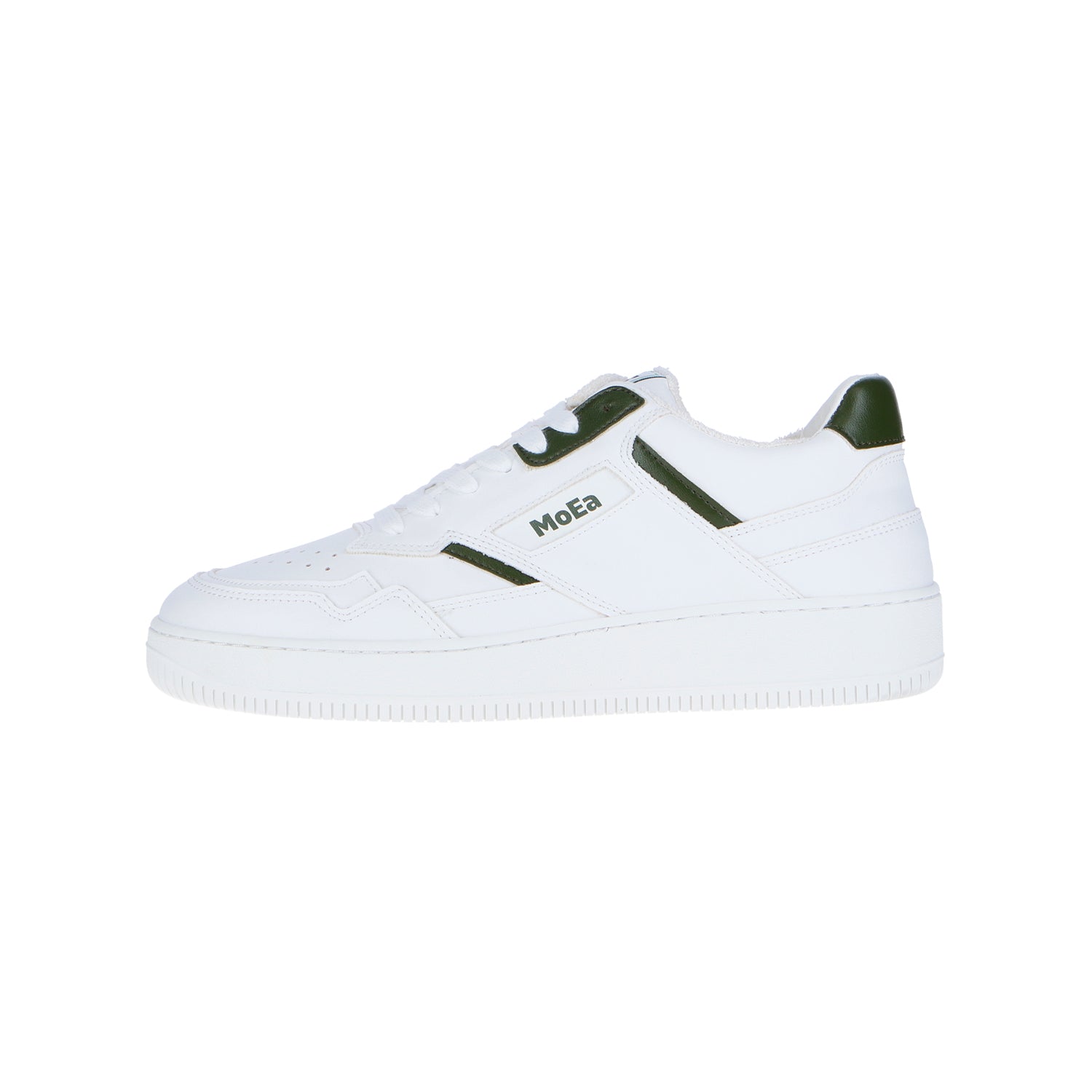 Der MoEa GEN 1 Cactus White & Green Sneaker zeichnet sich durch umweltfreundliche Kaktushaut, grüne Fersen- und Logo-Akzente, ein klares weißes Design, eine strukturierte Sohle und einen Schnürverschluss aus, der in der Seitenansicht auf weißem Hintergrund zu sehen ist.