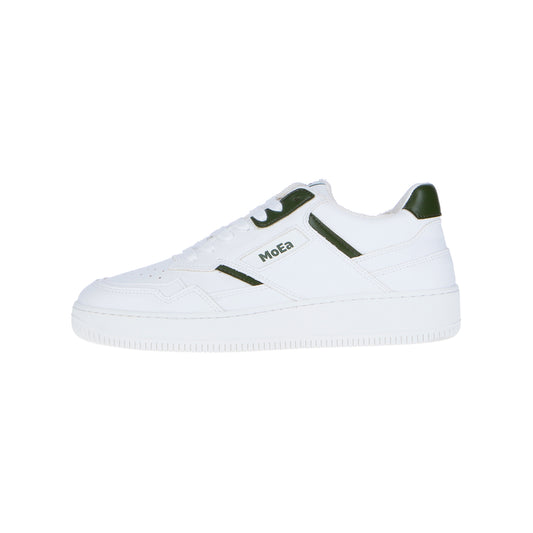 Der MoEa GEN 1 Cactus White & Green Sneaker zeichnet sich durch umweltfreundliche Kaktushaut, grüne Fersen- und Logo-Akzente, ein klares weißes Design, eine strukturierte Sohle und einen Schnürverschluss aus, der in der Seitenansicht auf weißem Hintergrund zu sehen ist.