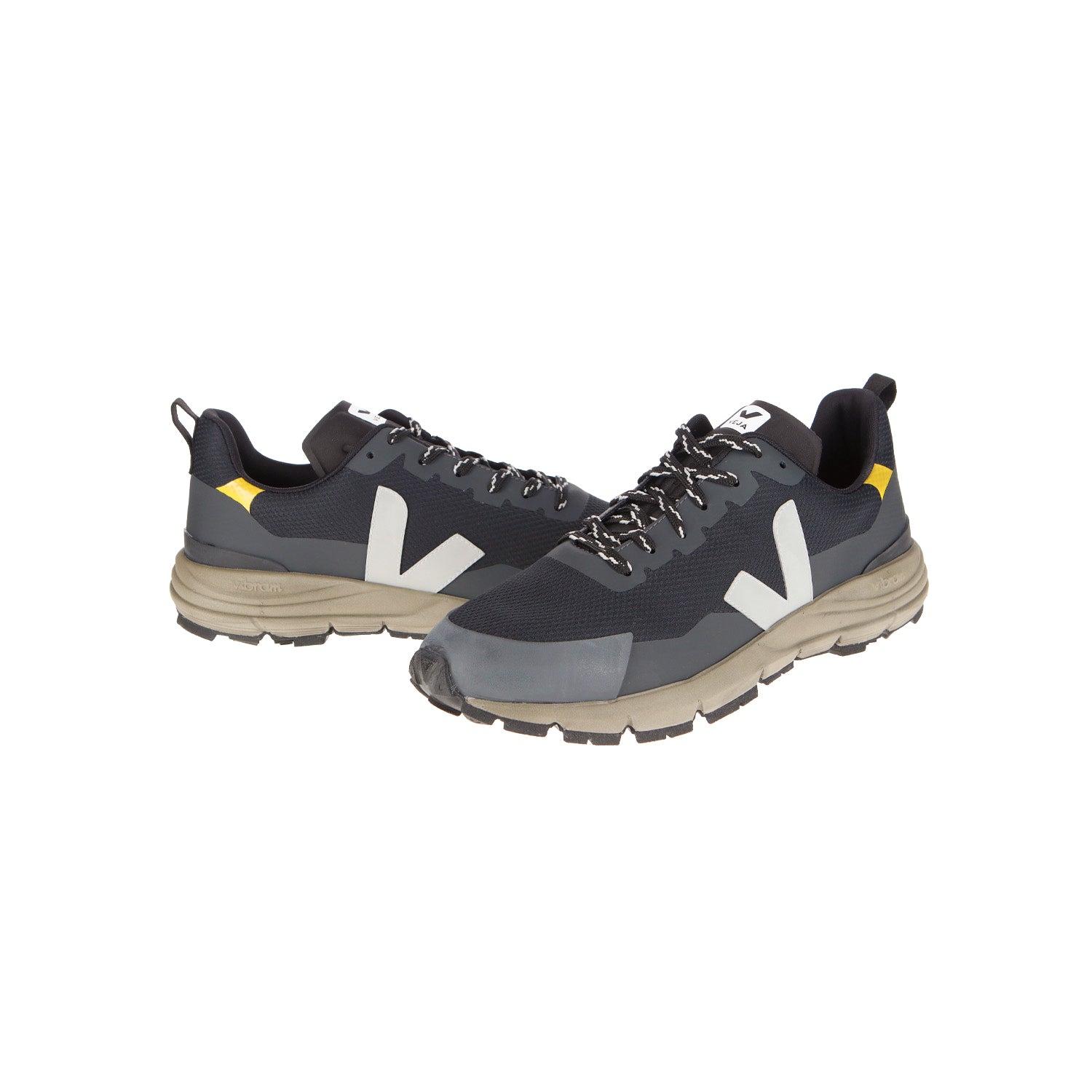 Ein Paar Veja Dekkan Alvmesh Black-Oxford Grey-Tonic Sneakers mit weißen Seitenlogos, gelben Fersenakzenten und beigen Sohlen aus recyceltem Polyester auf weißem Hintergrund.