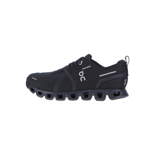 Der On Cloud 5 Waterproof Wmn All Black ist ein ultraleichter, sportlicher Laufschuh mit einer einzigartigen Hohlsohle, Schnürung und dem On-Logo an der Seite. Auf weißem Hintergrund dargestellt.