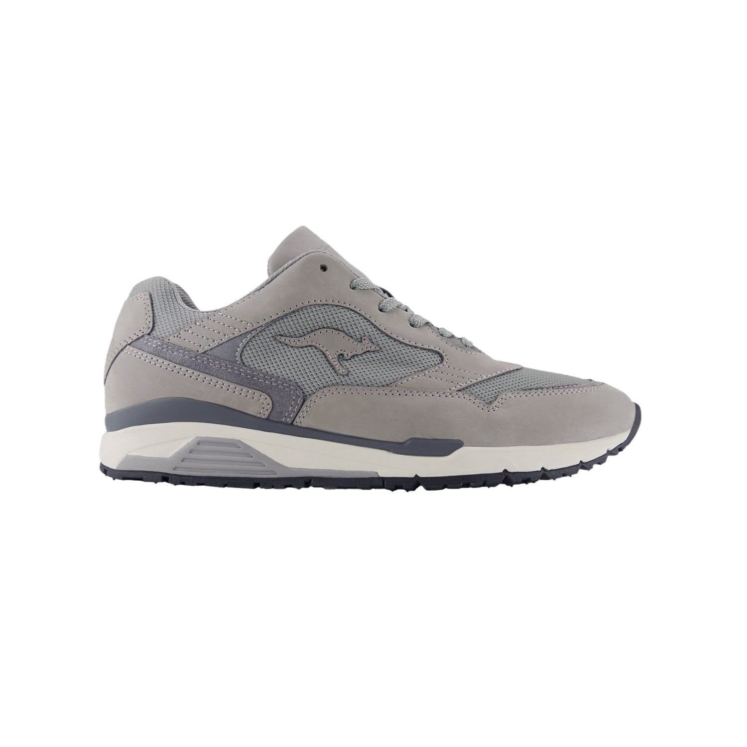 Der KangaROOS Classic Stone ist ein grauer Sport-Sneaker mit Schnürung, strukturierten Details, dunkelgrauer Sohle mit DYNACOIL-Dämpfung und dem charakteristischen Känguru-Logo an der Seite.