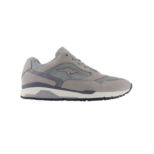 Der KangaROOS Classic Stone ist ein grauer Sport-Sneaker mit Schnürung, strukturierten Details, dunkelgrauer Sohle mit DYNACOIL-Dämpfung und dem charakteristischen Känguru-Logo an der Seite.