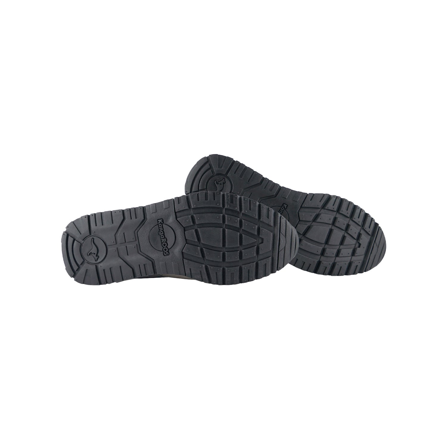 Zwei schwarze Gummilaufsohlen des KangaROOS Classic Stone mit strukturiertem Profil und Stollen für die Traktion sind nebeneinander auf weißem Grund platziert. Die Sohlen haben ein zentrales Branding und sind aus nachhaltigen Materialien hergestellt.