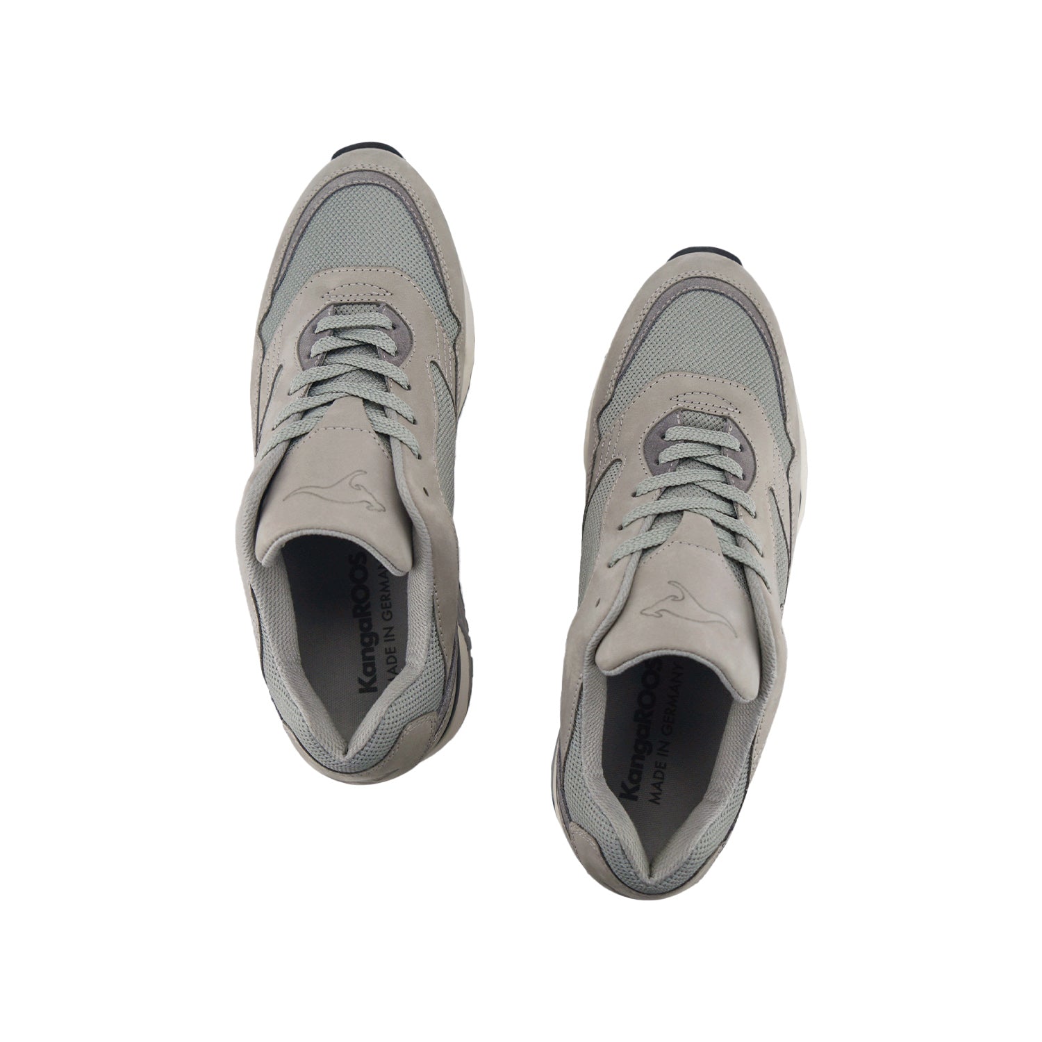 Ein Paar KangaROOS Classic Stone Sneakers in Hellgrau mit Mesh- und Wildlederdetails und dem innovativen DYNACOIL-Dämpfungssystem, von oben auf weißem Hintergrund.
