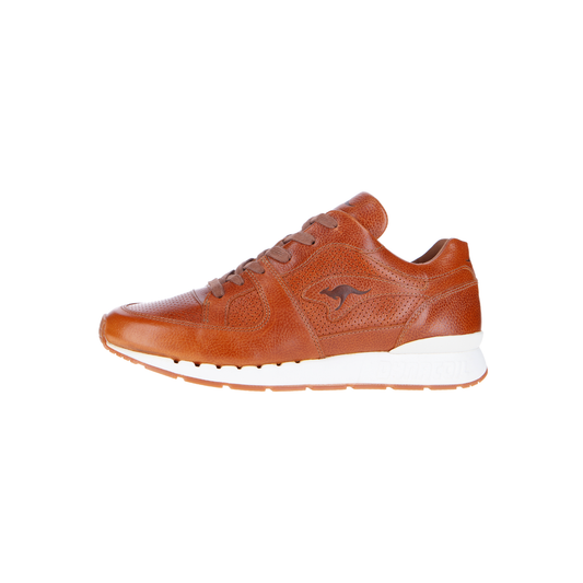 Die KangaROOS VOLTERA Coil Cognac Sneakers bestehen aus braunem Leder mit strukturiertem Finish, Schnürung vorne, weißer gepolsterter Sohle und einem springenden Känguru-Logo an der Seite, das auf weißem Hintergrund zu sehen ist.