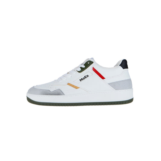 Der MoEa GEN1 All-In V2 ist ein weißer Sneaker mit grauen, gelben, roten und grünen Akzenten, schwarzem Fersendetail und "Moe23" an der Seite. Er ist aus nachhaltigen Biomaterialien gefertigt und zeigt sich auf einem schlichten weißen Hintergrund.