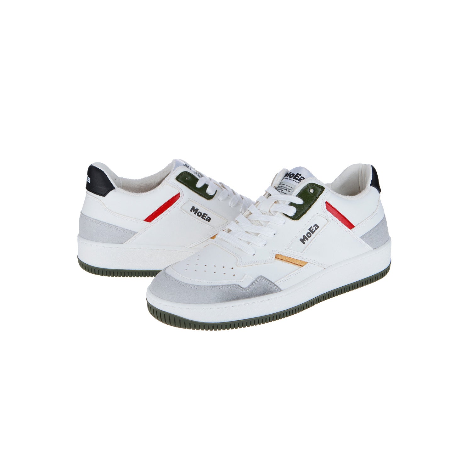 Der GEN1 All-In V2 Sneaker von MoEa ist ein weißer, nachhaltiger Schuh aus Biomaterialien mit grauen und hellgrünen Akzenten, roten und gelben Details, schwarzen Sohlen sowie MoEa Branding an Seiten und Zunge auf weißem Hintergrund.