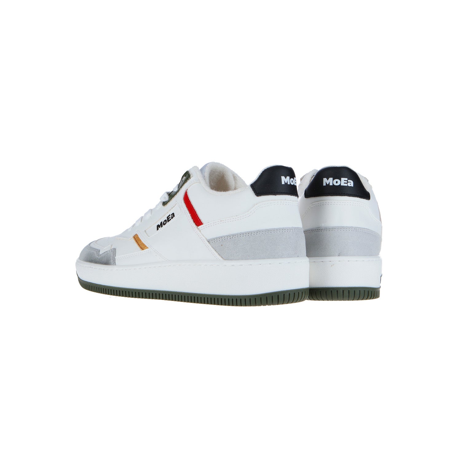 Ein Paar GEN1 All-In V2 Sneaker von MoEa aus Biomaterialien mit weißen Uppers, grauen Details, farbigen Seitenstreifen und dunkelgrünen Sohlen. Ein Schuh zeigt nach vorne, der andere präsentiert das Fersen-Branding.