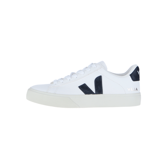 Der Veja CAMPO Extra White/Black ist ein weißer Low-Top-Sneaker mit schwarzem V-Logo, schwarzer Fersenlasche, weißen Schnürsenkeln, weißer Sohle und besteht aus recyceltem Polyester. Abgebildet in einer seitlichen Profilansicht.