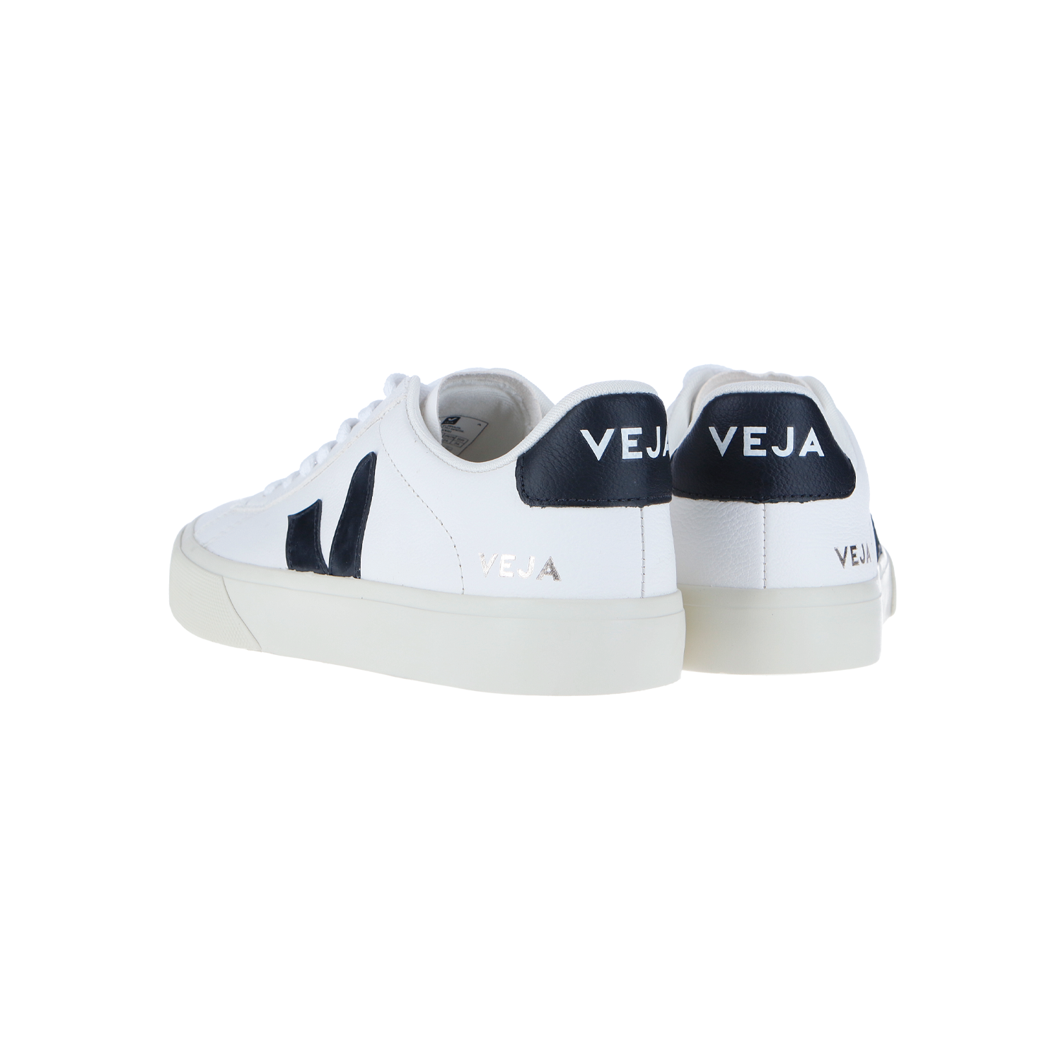 Die Veja CAMPO Extra Sneakers in Weiß/Schwarz bestehen aus chromfreiem Leder und recyceltem Polyester, mit VEJA-Branding auf den Fersenlaschen, die auf einem schlichten weißen Hintergrund zu sehen sind.