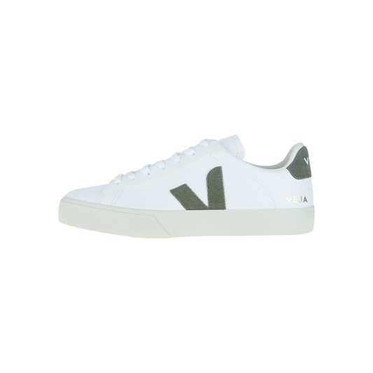 Der Veja CAMPO Extra White/Khaki ist ein weißer Sneaker aus chromfreiem Leder, mit hellgrünem V-Logo aus Wildleder, passendem Fersendetail, weißen Schnürsenkeln und beiger Sohle. Der Schriftzug "VEJA" erscheint an der Ferse und an der Seite.